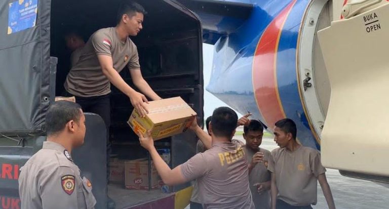 POLRI SALURKAN 2,1 TON BANTUAN LOGISTIK BENCANA KE ACEH TENGAH MELALUI BANDARA KUALANAMU
