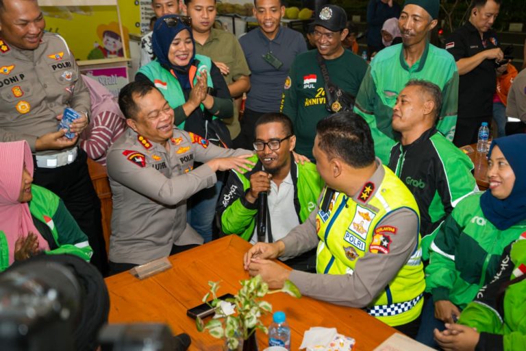 Ngopi Bareng Kakorlantas Polri, Driver Ojol Surabaya Diajak Jadi Pelopor Tertib Lalu Lintas