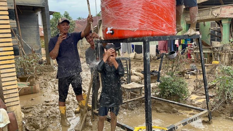 Polri Salurkan 627 Tandon Air Bersih untuk Warga Terdampak Bencana, Salah Satunya di Aceh Tamiang