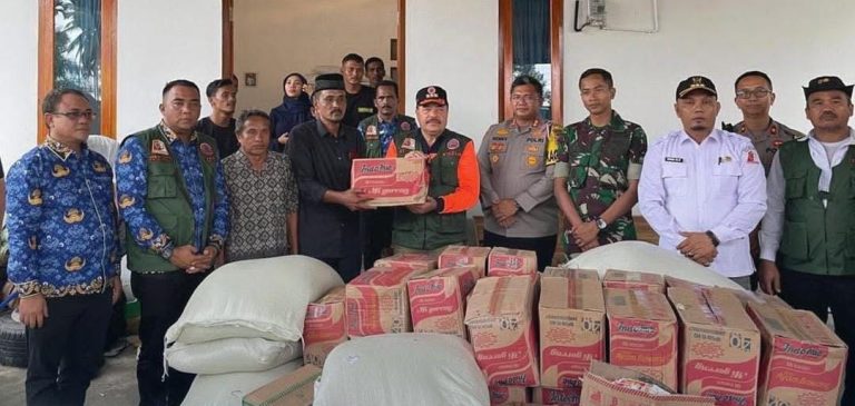 Kapolres Nagan Raya Bersama Forkopimda Tinjau Lokasi Banjir dan Salurkan Bantuan di Darul Makmur