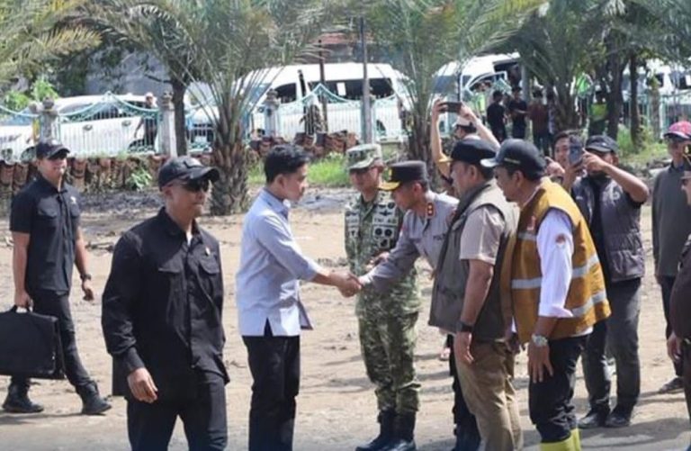 Kapolda Aceh Dampingi Wapres Gibran Tinjau Lokasi Banjir Bandang di Pidie Jaya