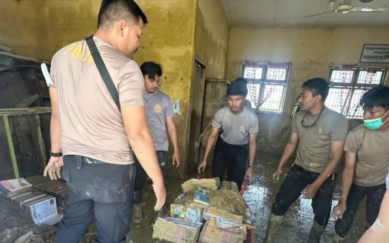 Personel BKO Polda Aceh Gelar Bakti Sosial Bersihkan SDN 1 Karang Baru Pascabanjir