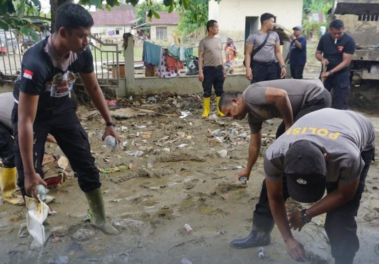 Kapolres Lhokseumawe Kerahkan Personel Bersihkan Meunasah Terdampak Banjir di Blang Peuria