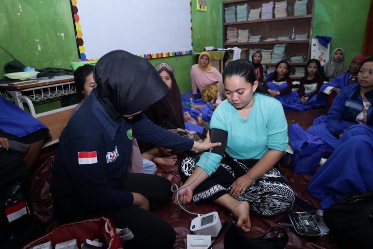Debit Air Berangsur Menurun, Polda Banten Bantu Korban Banjir di Padarincang