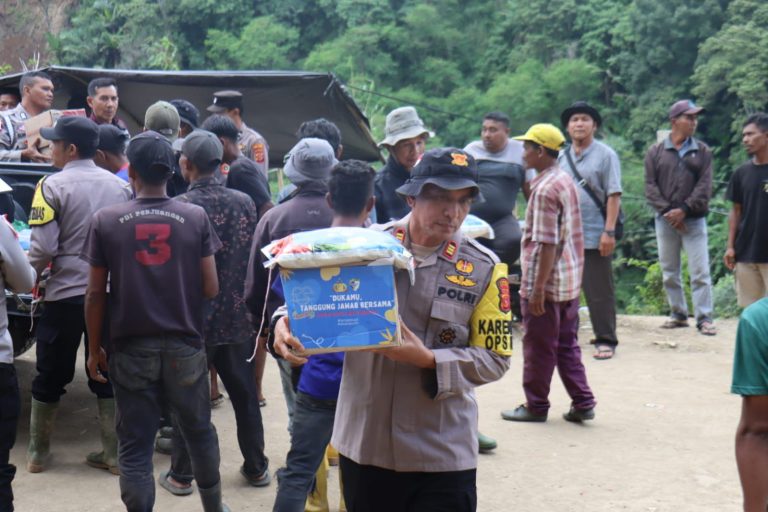 Kapolres Aceh Tengah Salurkan Bantuan Kemanusiaan kepada Warga Kecamatan Celala yang Terisolir Akibat Bencana Alam