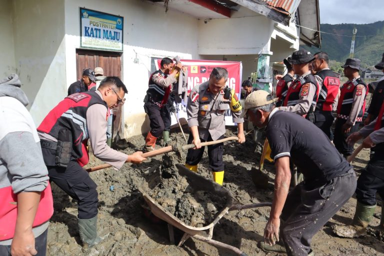 Polri bersama PLN dan Masyarakat Gotong Royong Bersihkan Fasilitas Kesehatan pasca Bencana di Aceh