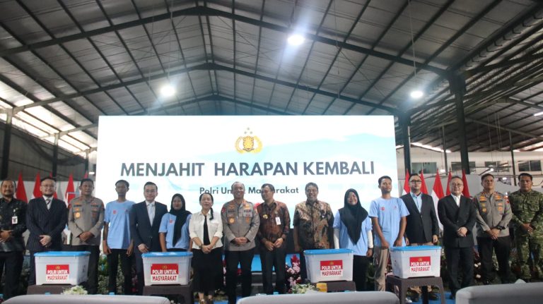 Wakapolri Bagikan Sembako ke Ribuan Buruh, Wujud Kepedulian Polri di Sektor Industri Dalam Negeri