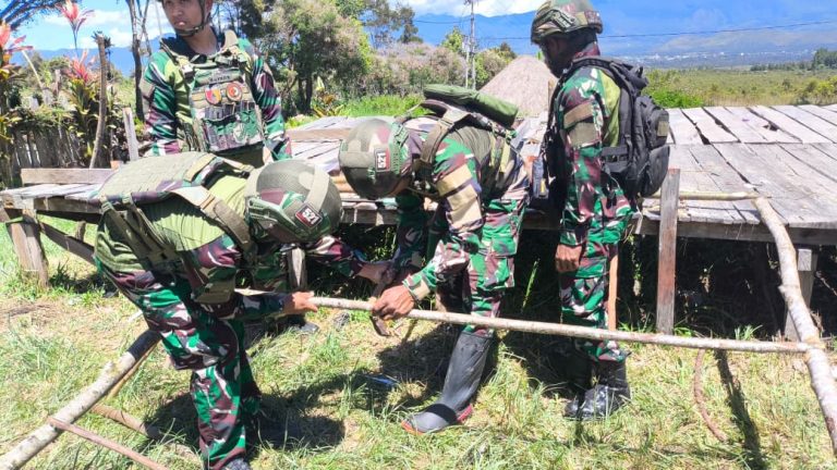 Binter Damai itu Indah Satgas Yonif 521/DY Gotong Royong Renovasi Taman Menyambut Natal di Papua Pegunungan