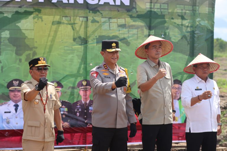 Bersama Gubernur, Kapolda Kalteng Tanam Jagung Perdana Kuartal IV di Kapuas