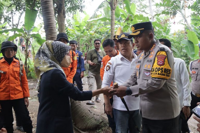 Kapolresta Tangerang Tinjau Lokasi Jatuhnya Santri Tenggelam di Kali Cidurian Kresek