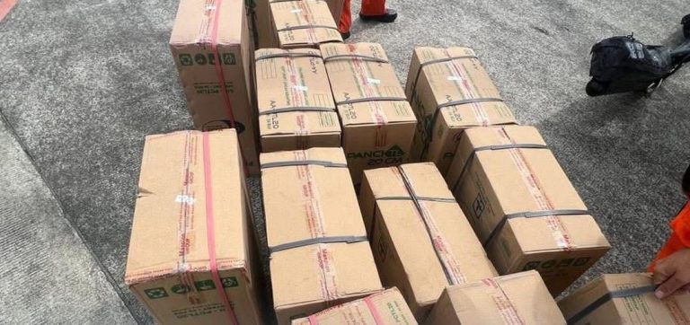 Ketua Bhayangkari Daerah Aceh Salurkan Bantuan untuk Warga Aceh Tamiang melalui Posko Bantuan Polda Aceh di Bandara Kualanamu