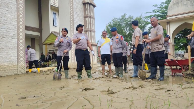 Personel Polres Nagan Raya Kembali Melaksanakan Kegiatan Bakti Sosial Pasca Banjir