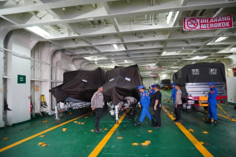 Kapal MV Egon Pengangkut Logistik Penanganan Bencana dari Mabes Polri Tiba di Krueng Geukueh