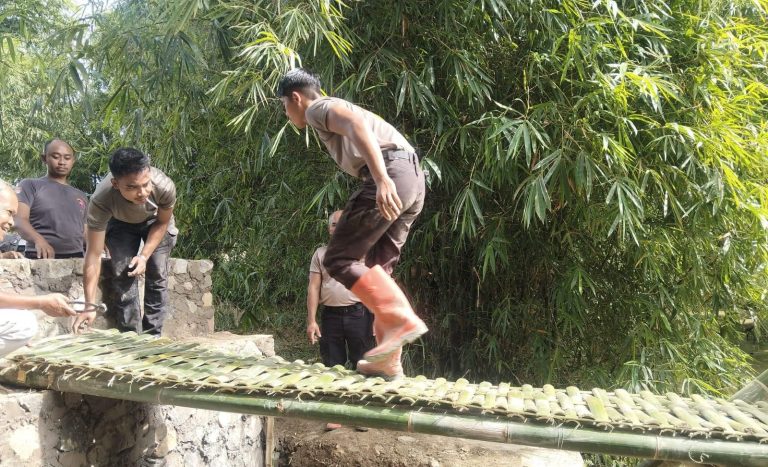 Selesai ! Jembatan Penghubung Warga Kadipaten Dapat Dilalui Berkat Tim SAR Sat Brimob Polda Jabar & Warga
