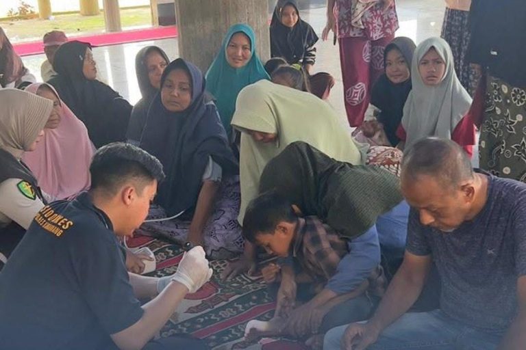 Tim Dokkes Polri Gelar Bakti Kesehatan untuk melayani 241 Warga Terdampak Banjir di Aceh Timur