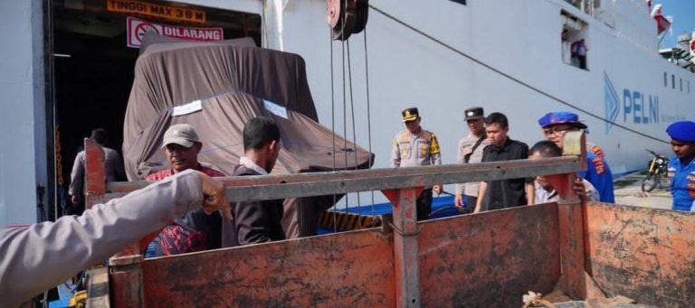 Kapal MV Egon Pengangkut Logistik Penanganan Bencana dari Mabes Polri Tiba di Krueng Geukueh