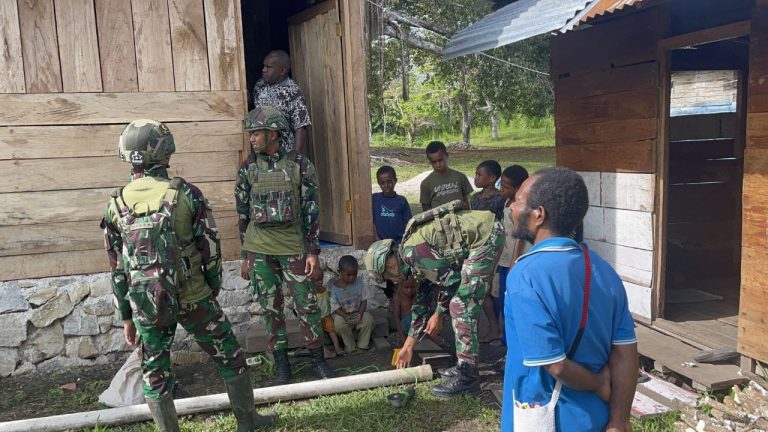 Penampungan Air Hujan Satgas Yonif 521/DY Menyambut Hari Natal Mendukung Kebutuhan Air di Lingkungan Gereja GIDI Siloam Gimbis 