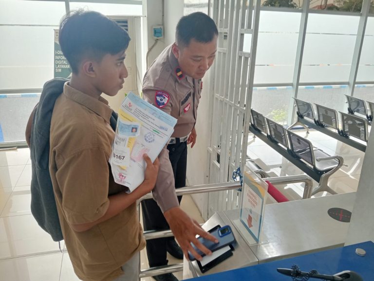 Kasubnit Satpas Colombo : Tidak Hanya Profesional, Petugas Wajib Memberi Penjelasan ke Pemohon Dengan Mudah