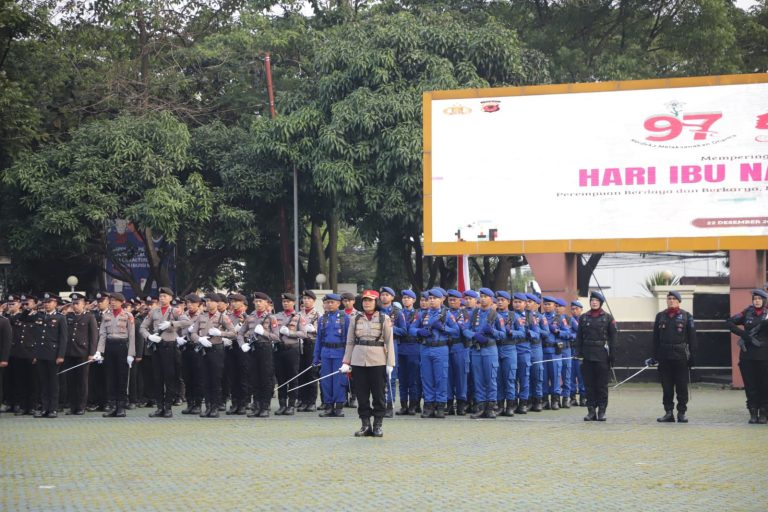 Peringatan Hari Ibu, Polwan Tampil Sebagai Komandan Upacara di Polda Jabar