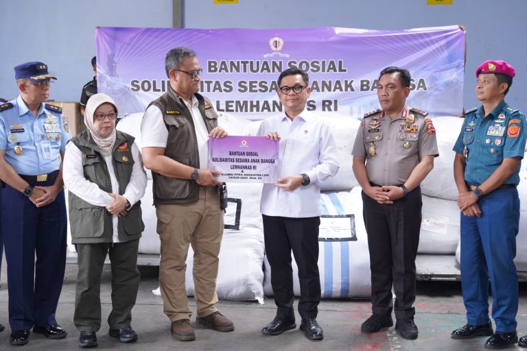 Gubernur Lemhannas RI Salurkan Bantuan Sosial untuk Korban Banjir.