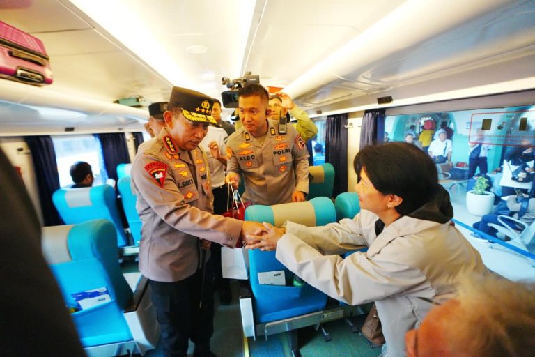 Kapolri Tinjau Stasiun Pasar Senen, Pastikan Kesiapan Pengamanan dan Pelayanan Nataru 2025