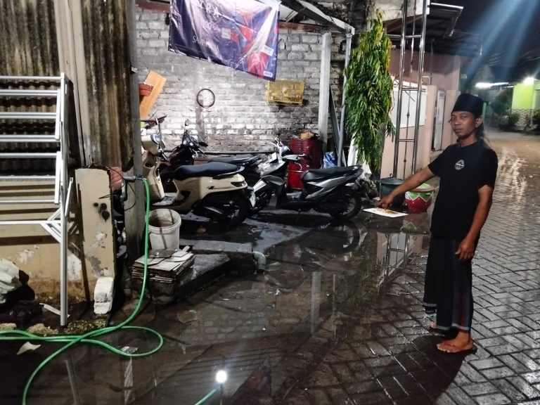 Genangan Air Hujan Tak Kunjung Surut, Warga Genting Tambak Dalam Keluhkan