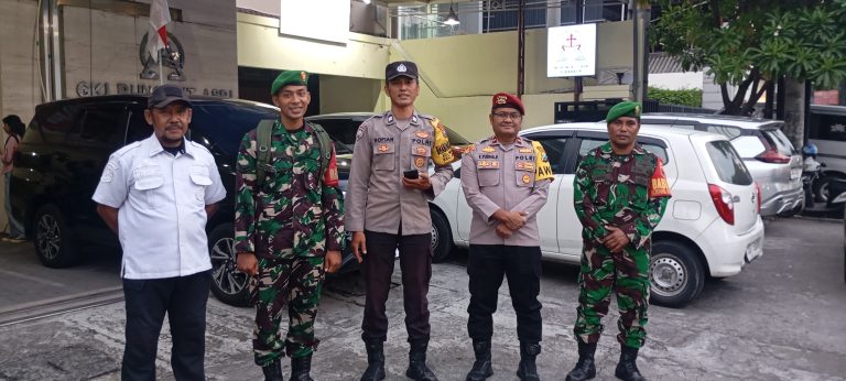 Malam Natal, Petugas Gabungan Amankan Ibadah di Gereja GKI Rungkut Kidul