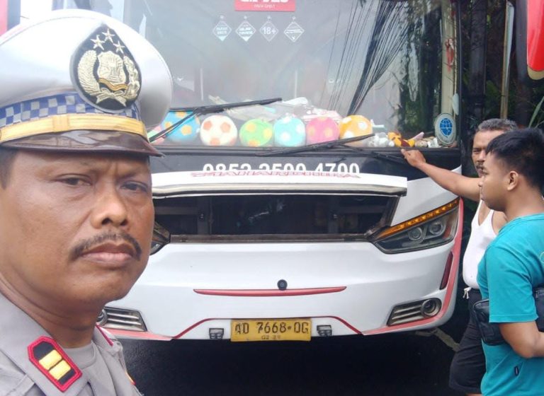 Sigap dan Humanis, Polres Bogor Bantu Urai Kemacetan Akibat Bus Mogok di Kedung Halang