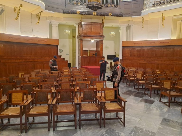 Brimob Metro Jaya Laksanakan Sterilisasi Gereja Immanuel, Pastikan Pelayanan Keamanan Ibadah Natal di Jakarta
