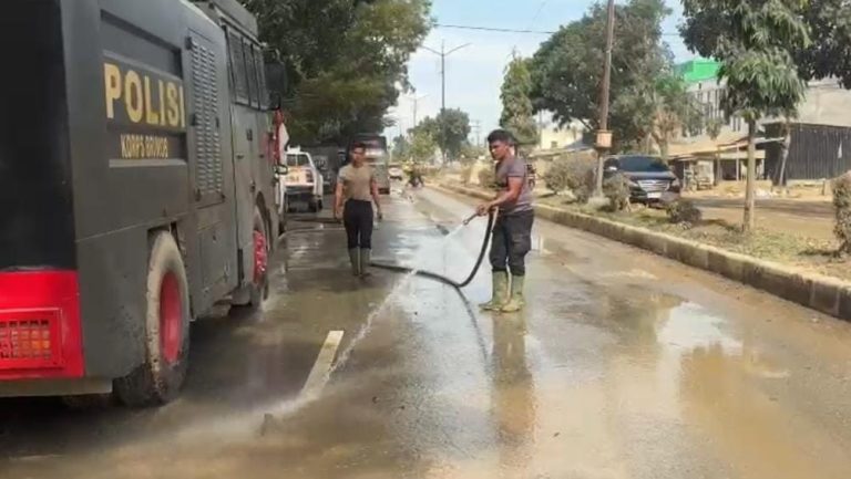 Minimalisir Debu Pasca Banjir, Polri Lakukan Pembersihan dan Penyiraman Jalan Protokol Aceh Tamiang