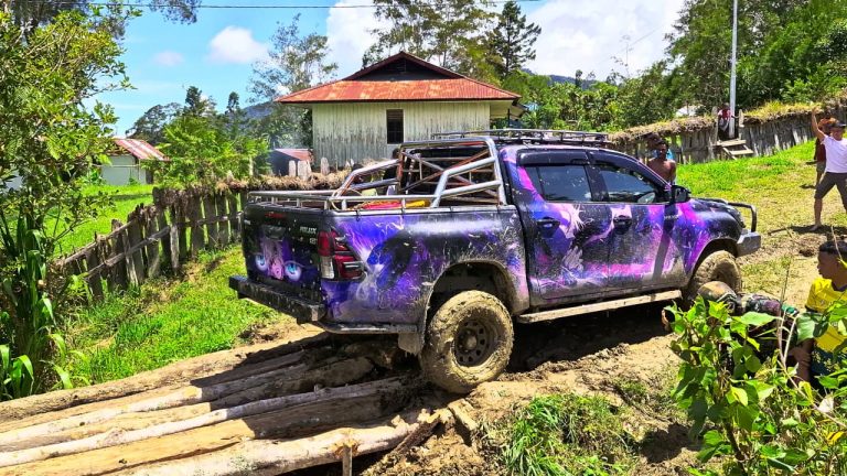 Perbaikan Jembatan Rusak Satgas Yonif 521/DY Gotong Royong Bersama Warga di Pedalaman Papua