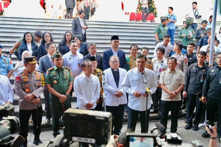Mendagri Bersama Sejumlah Menteri Pantau Kesiapan Ibadah Malam Natal 2025 di Jakarta