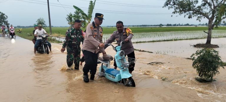 Polisi Bantu Masyarakat Akibat Banjir dari Sungai Ciasem Subang Yang Meluap