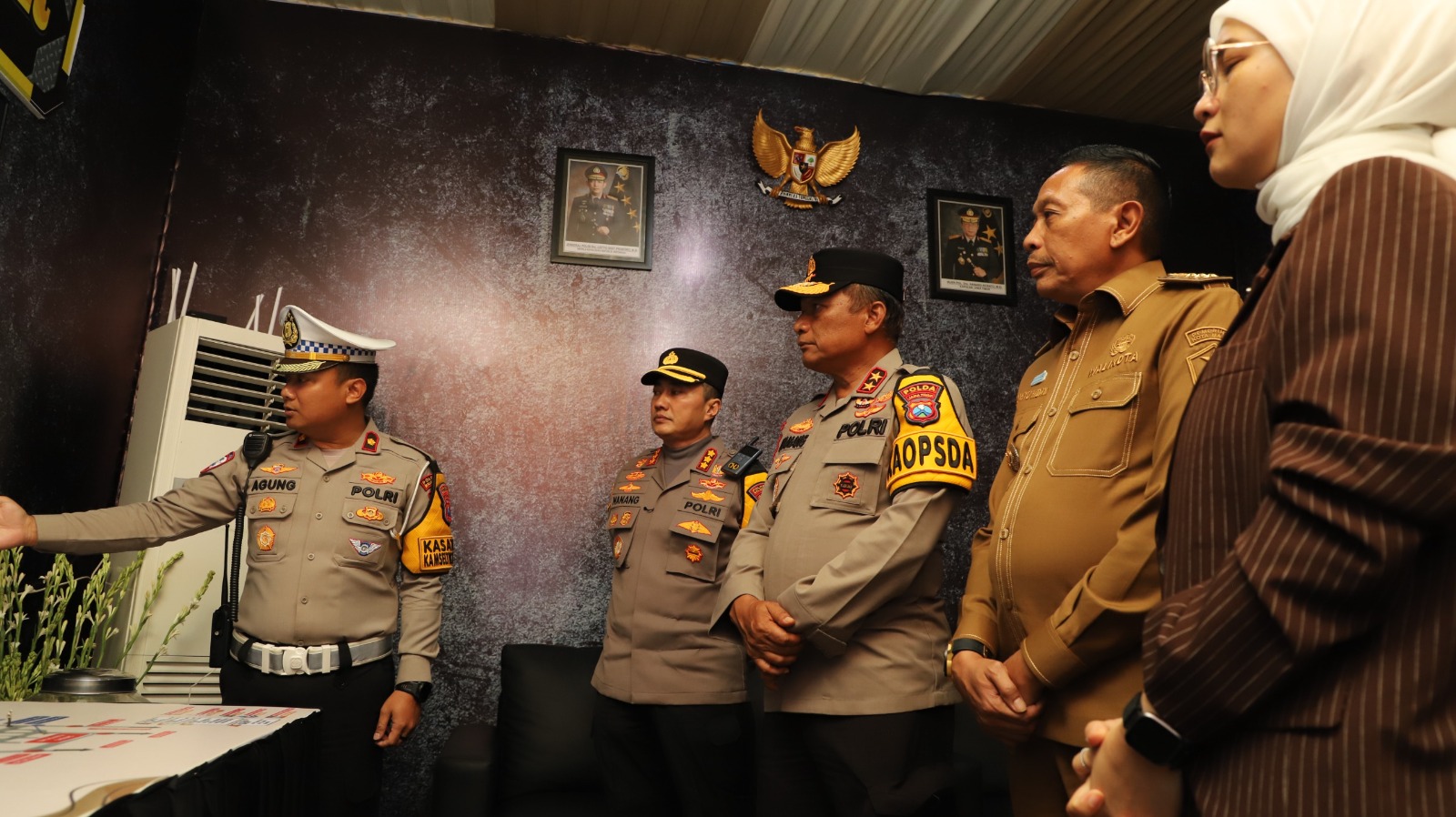 Kapolda Jatim Tinjau Pos Pengamanan di Malang Raya Pastikan Nataru Aman*