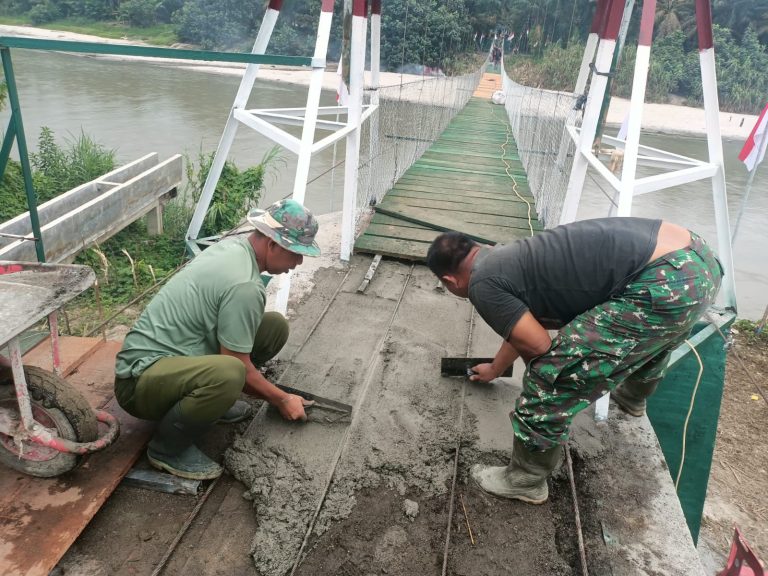 Satgas Gulbencal Kodam I/BB Lanjutkan Renovasi Jembatan Gantung Garuda di Deli Serdang