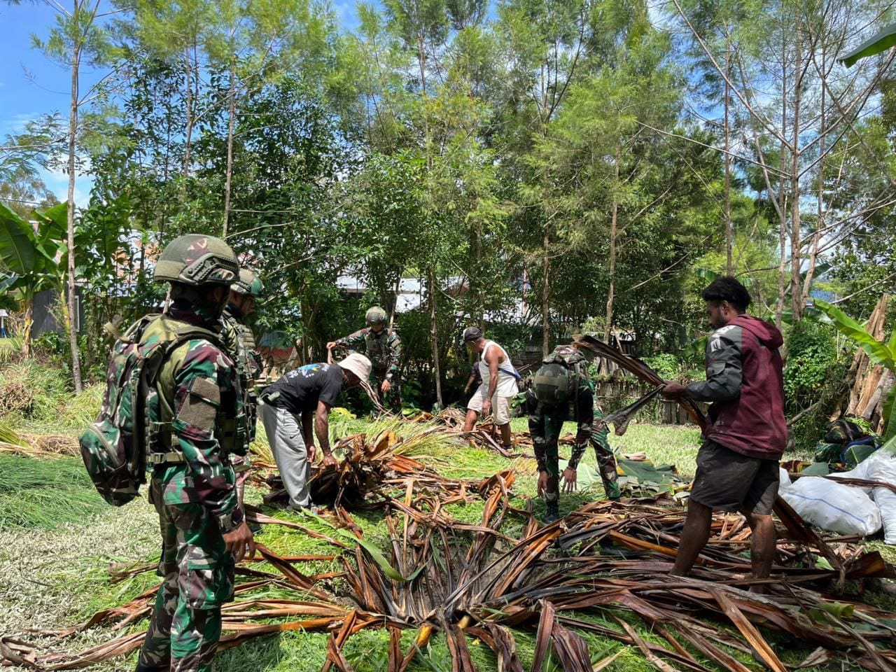 Budaya Bakar Batu Satgas Yonif 521/DY Menghadiri Acara Menyambut Tahun Baru Bersama Masyarakat Papua
