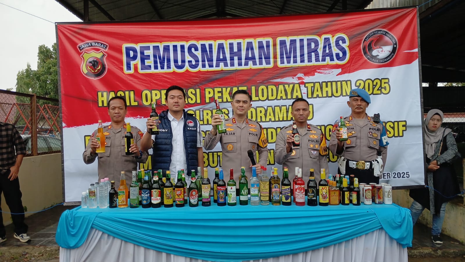Jelang Tahun Baru 2026, Polres Indramayu Jajaran Polda Jabar Musnahkan Ribuan Botol Miras Hasil Operasi Pekat