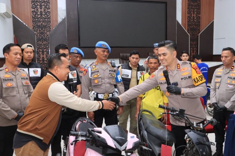 Dua Masyarakat Ucapkan Banyak Terimakasih Kepada Kapolres Indramayu, Motor Yang Hilang Telah Kembali 