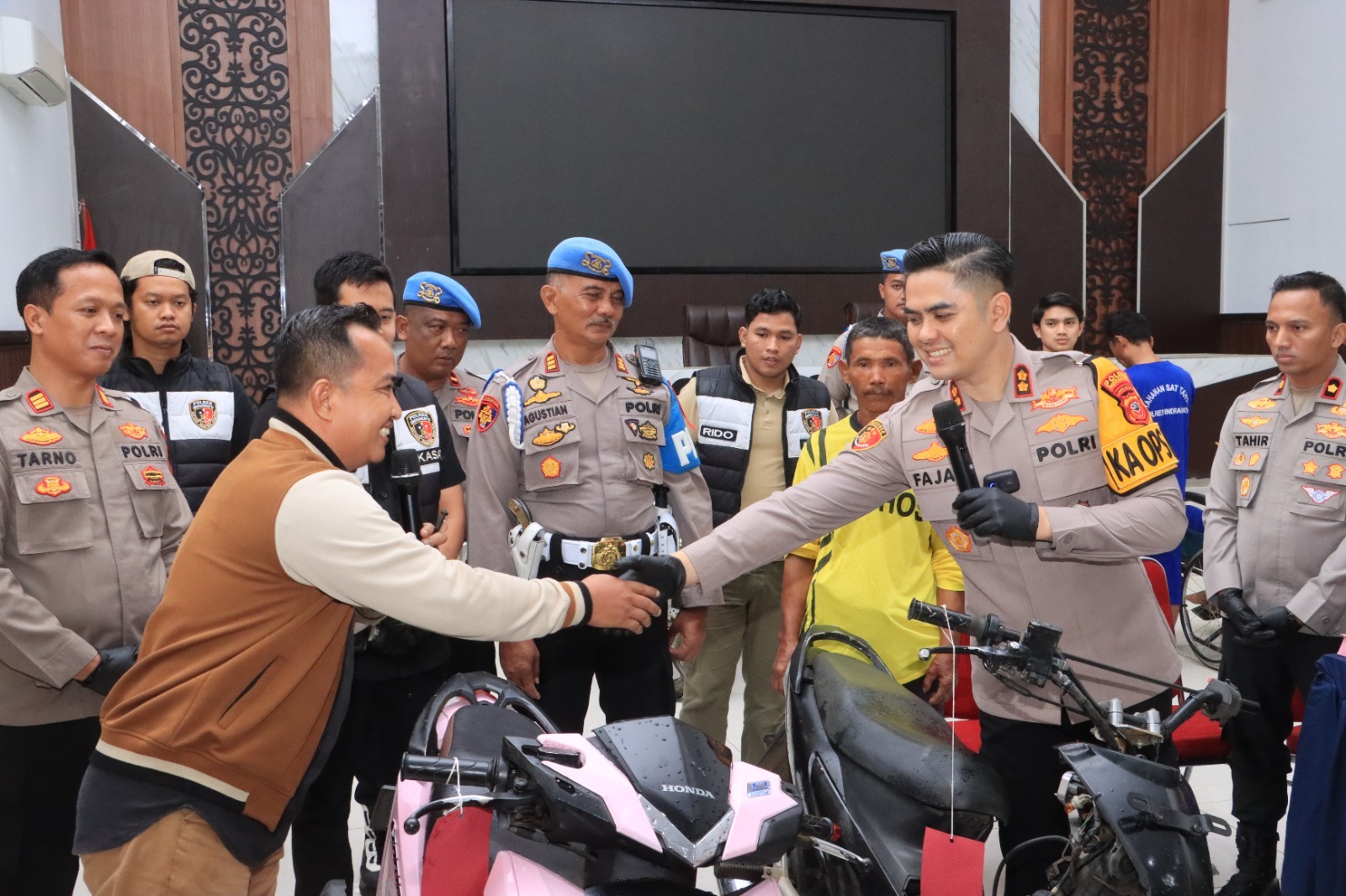 Dua Masyarakat Ucapkan Banyak Terimakasih Kepada Kapolres Indramayu, Motor Yang Hilang Telah Kembali 