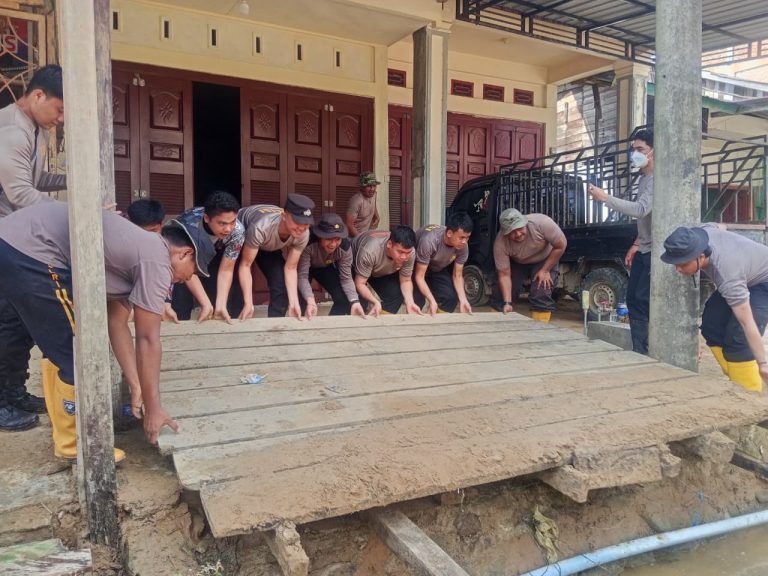 Polres Aceh Selatan Bersama BPBD, Brimob, dan Damkar Terus Lakukan Pembersihan Sisa Material Banjir Bandang di Trumon Tengah