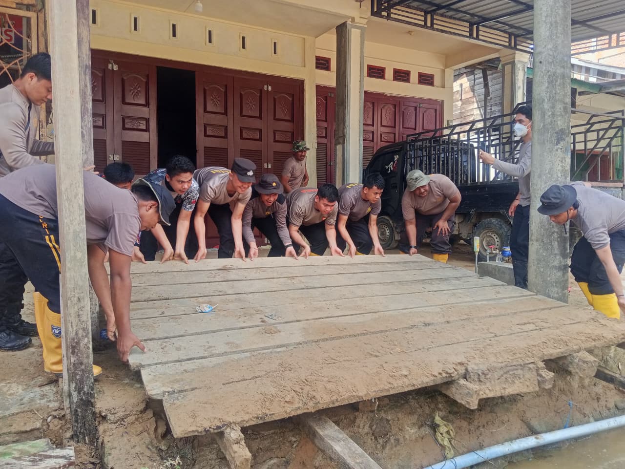 Polres Aceh Selatan Bersama BPBD, Brimob, dan Damkar Terus Lakukan Pembersihan Sisa Material Banjir Bandang di Trumon Tengah