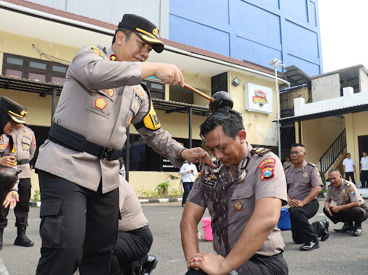 Apresiasi Kinerja Akhir Tahun, 47 Personel Polres Pelabuhan Tanjung Perak Naik Pangkat.