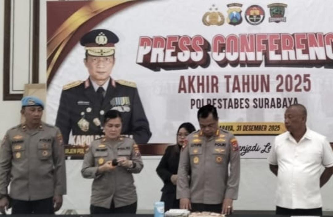 Press conference akhir tahun 2025 Polrestabes Surabaya bersama kasat Reskrim dan Kasatlantas komitmen jaga keamanan kota Surabaya
