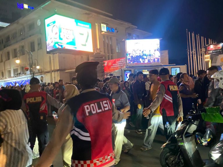 Polisi Gelar Public Address di Jalan Asia Afrika, Sampaikan Peran Polri pada Malam Pergantian Tahun Baru 2025–2026