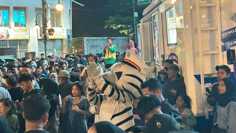 Polda Jabar Hadirkan Maskot Lantas, Ciptakan Suasana Humanis dan Menghibur di Malam Pergantian Tahun Baru