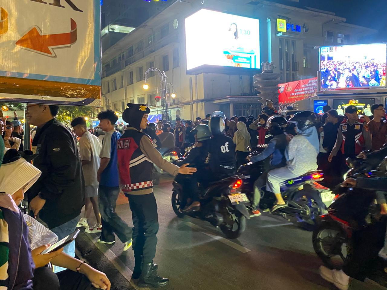 Personel Polda Jabar Berikan Pelayanan Patroli di Sepanjang Jalur Asia Afrika Saat Tahun Baru