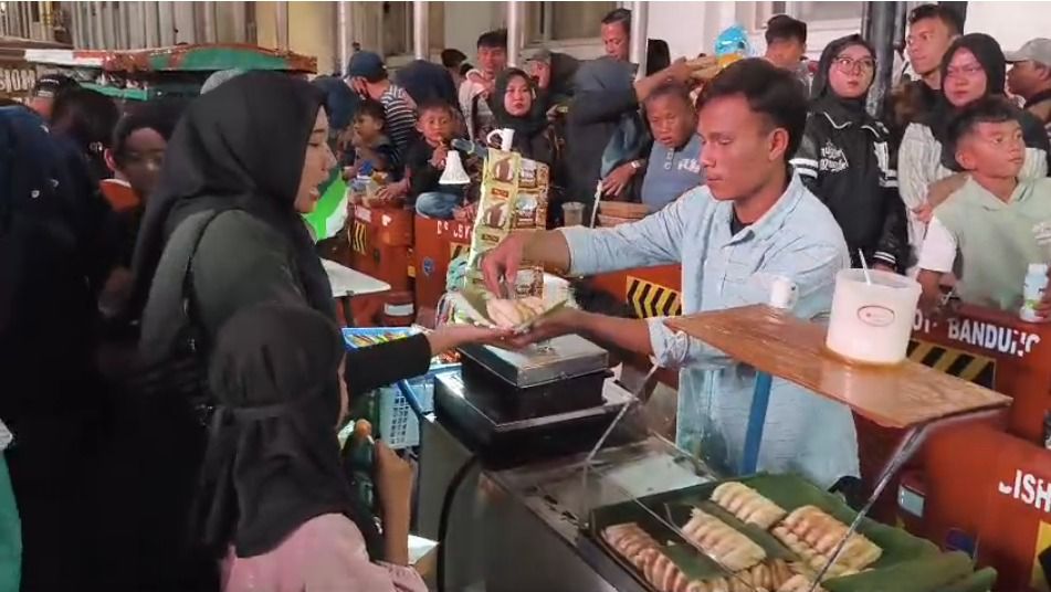 Humanis di Malam Tahun Baru, Kapolda Jabar Borong Produk UMKM dan Bagikan ke Masyarakat