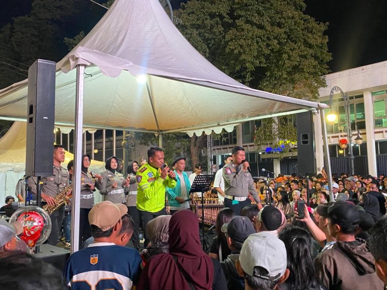 Kolaborasi Polisi Bersama Pemusik Jalanan Hadir di Tengah Masyarakat, Suguhkan Panggung Musik Sambut Tahun Baru 2026