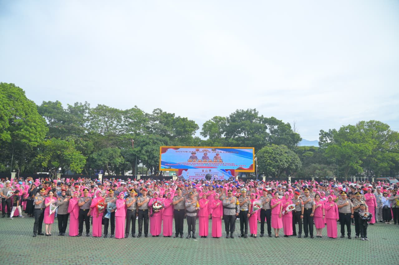 Kapolda Jabar Tekankan Integritas dan Profesionalisme dalam Upacara Kenaikan Pangkat Polri dan PNS Tahun 2026