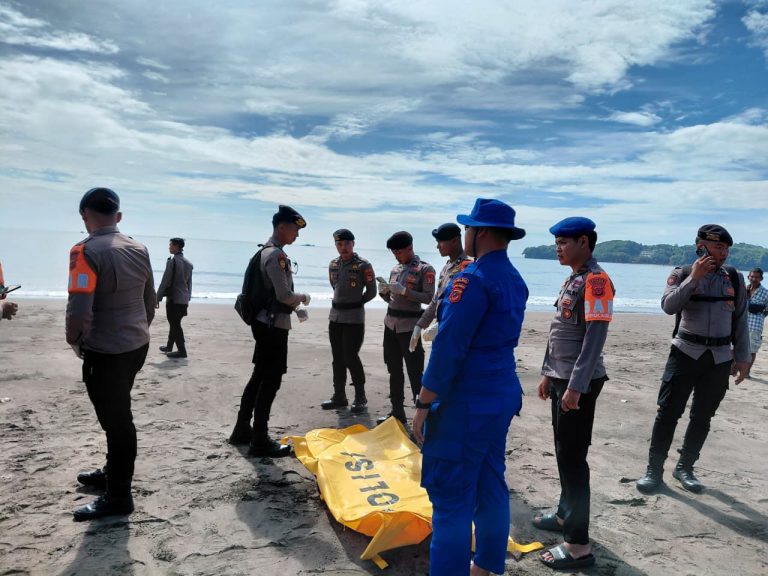 Polisi bersama Tim SAR Berhasil Temukan Jenazah Korban Laka Terjun Payung di Teluk Pangelek Cilacap